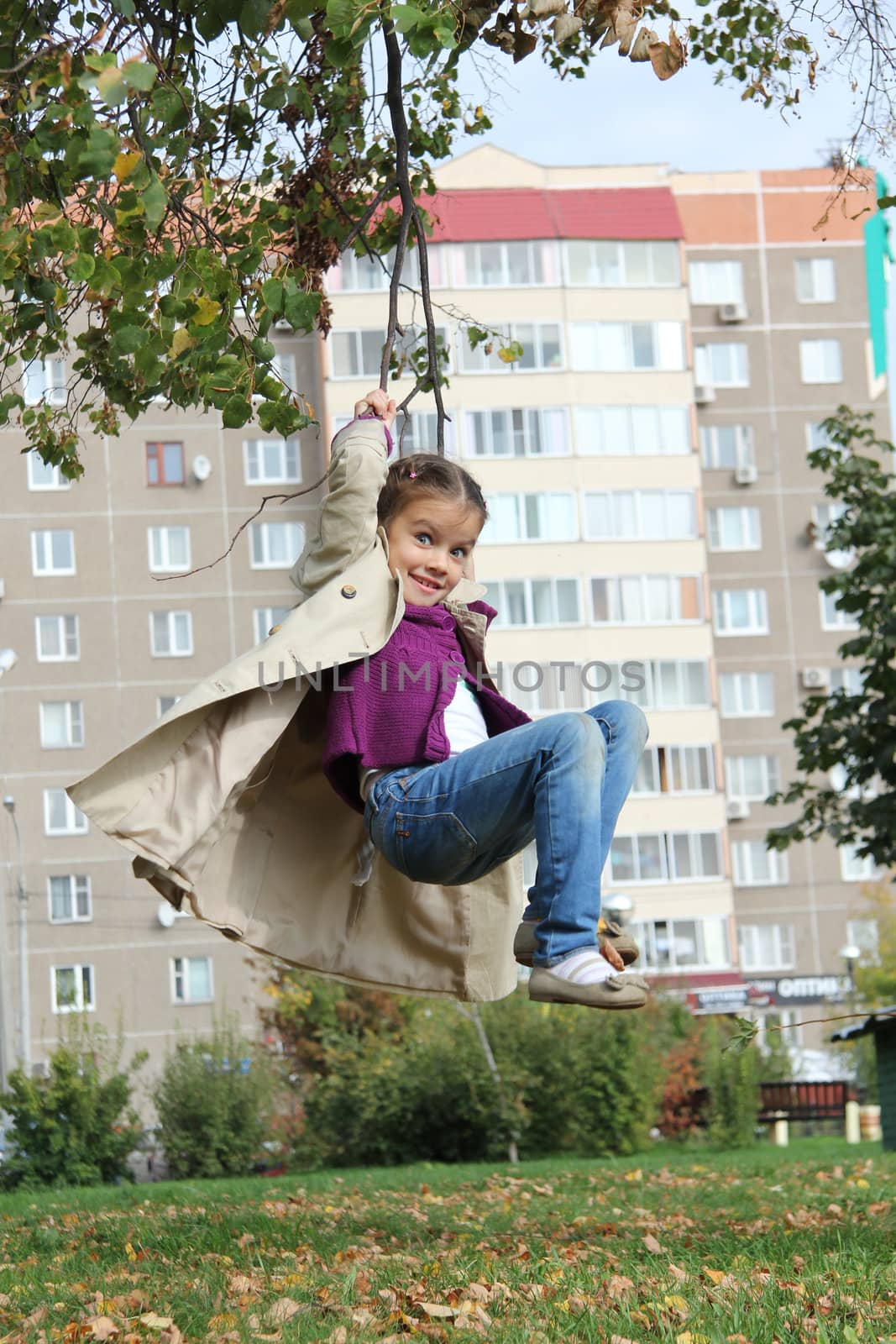 little girl in the autumn park