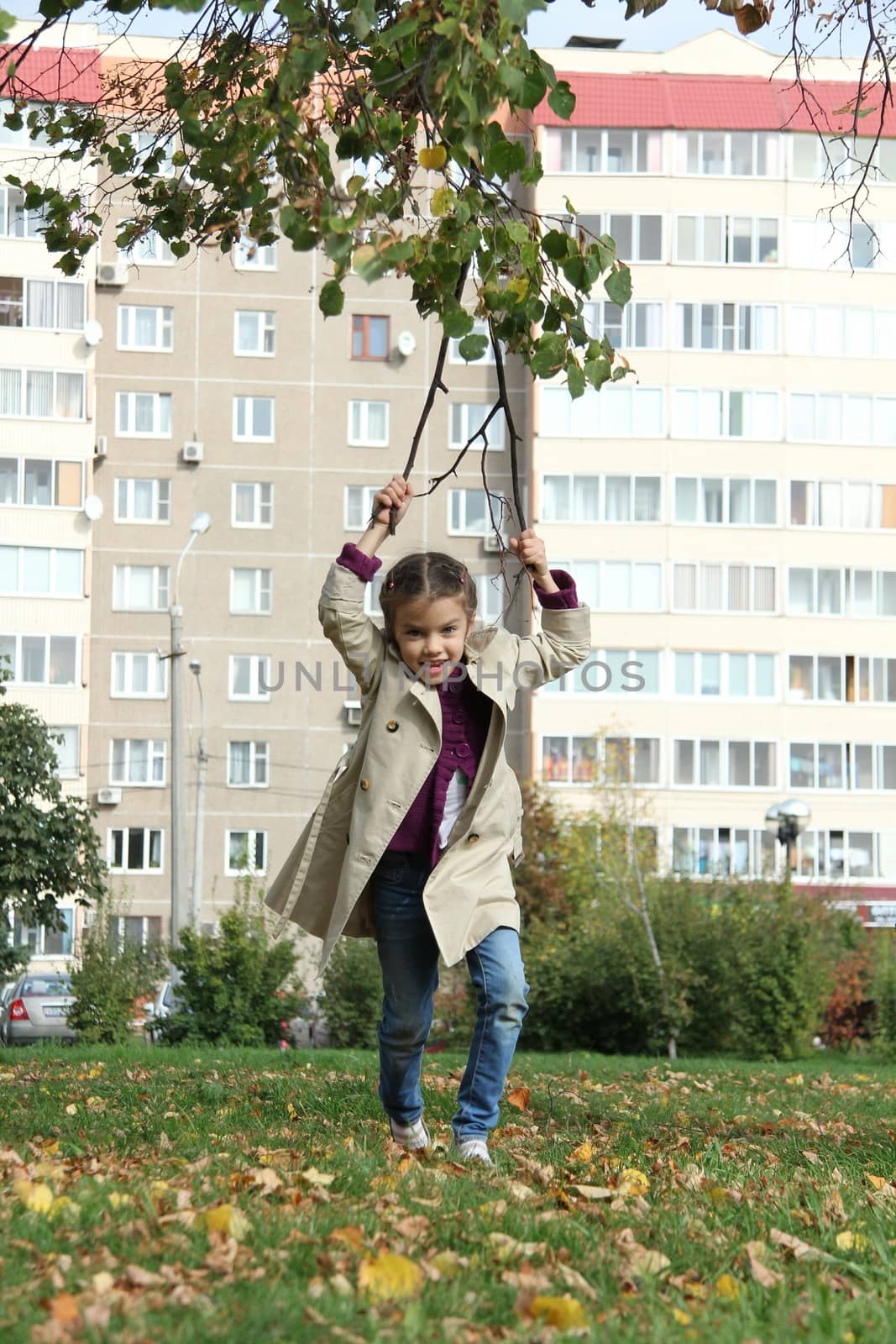 little girl in the autumn park