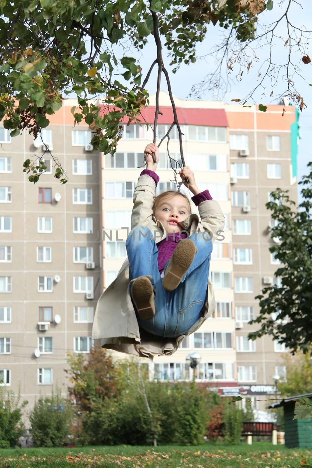 little girl in the autumn park