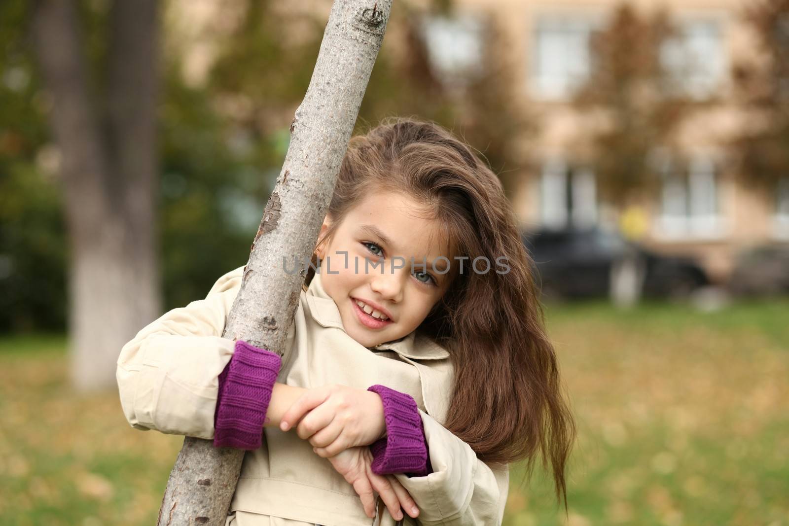 little girl in the autumn park