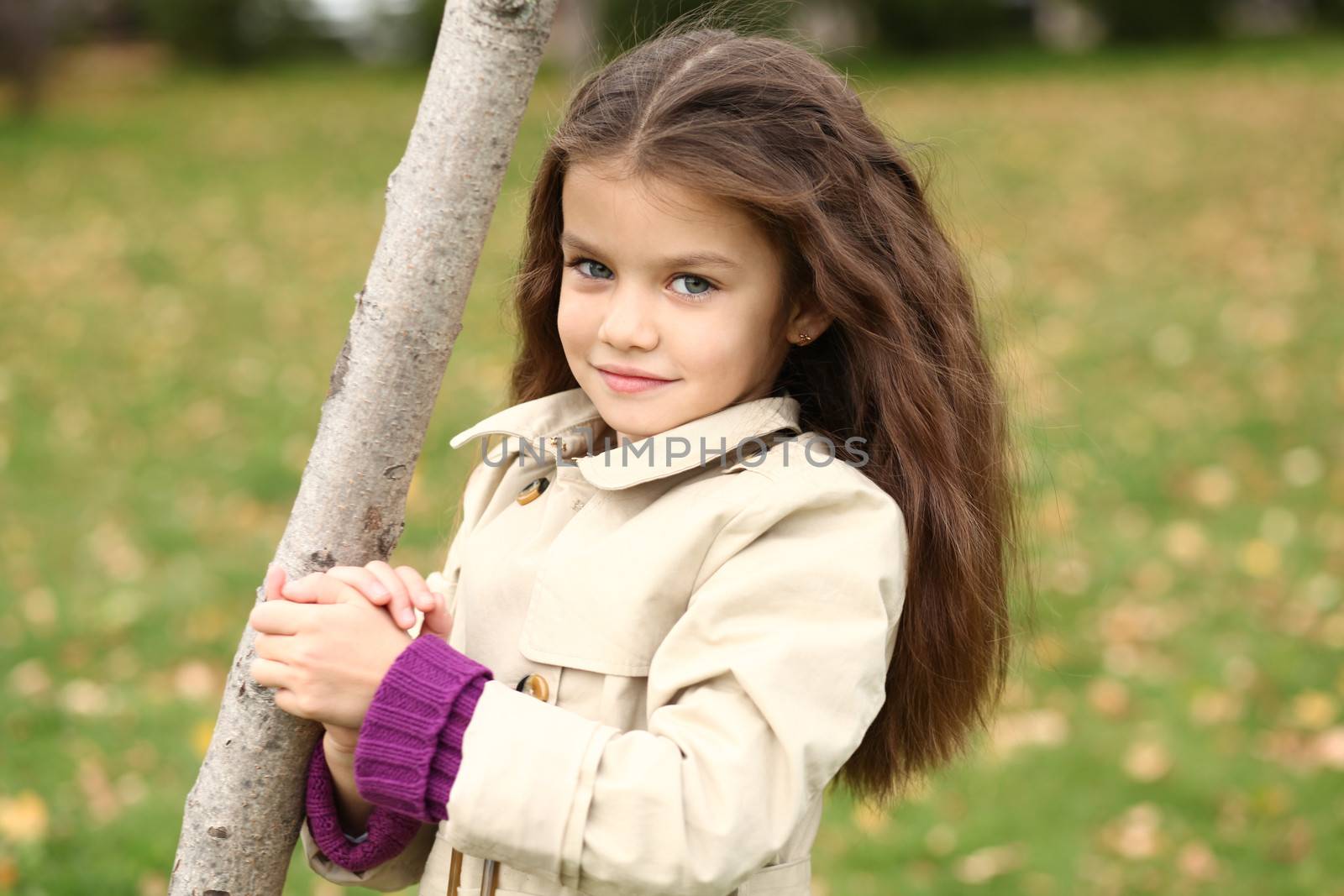 little girl in the autumn park