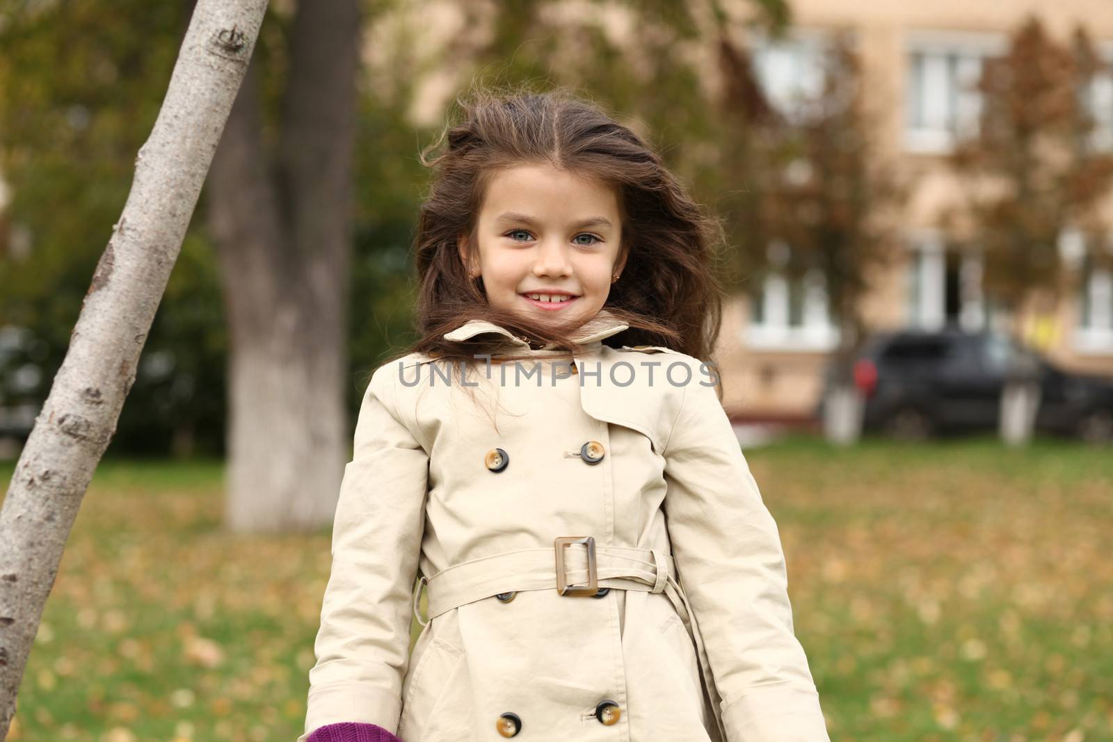 little girl in the autumn park