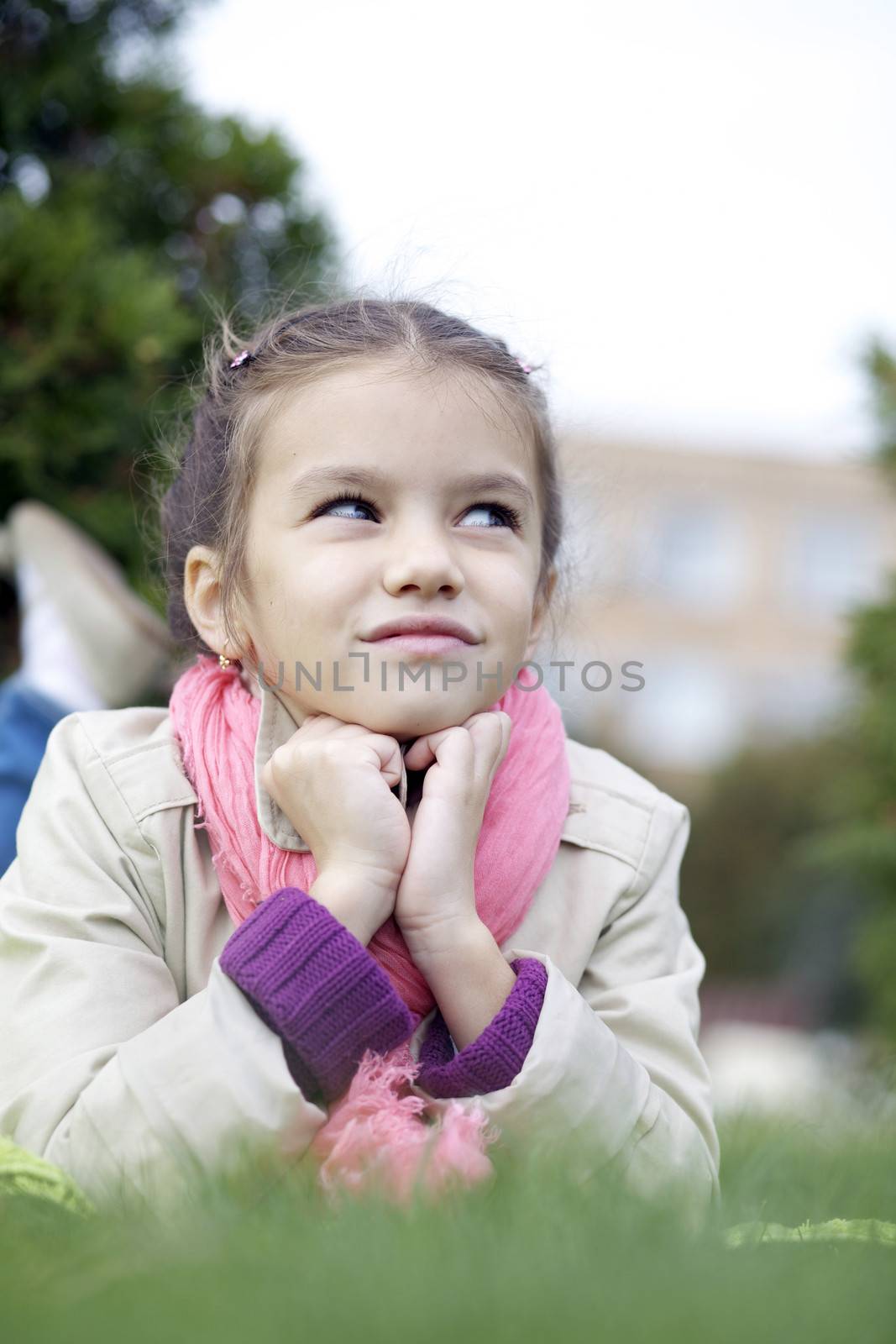 little girl in the autumn park