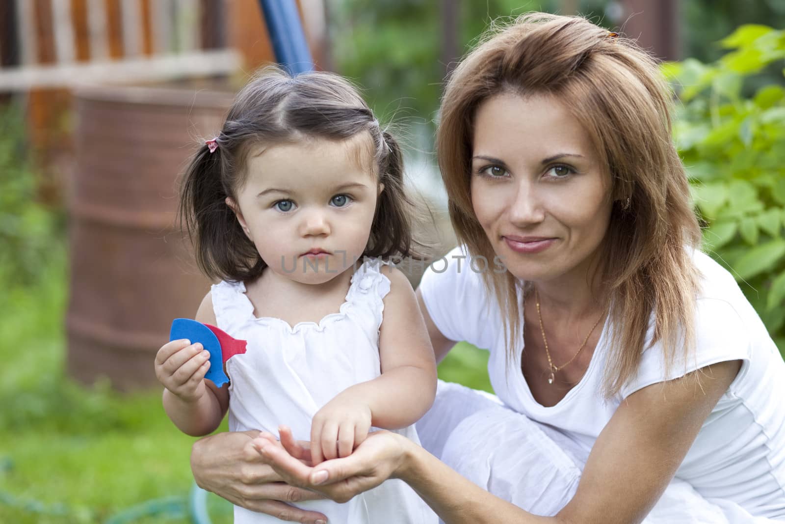 mother and her little girl outdoors session