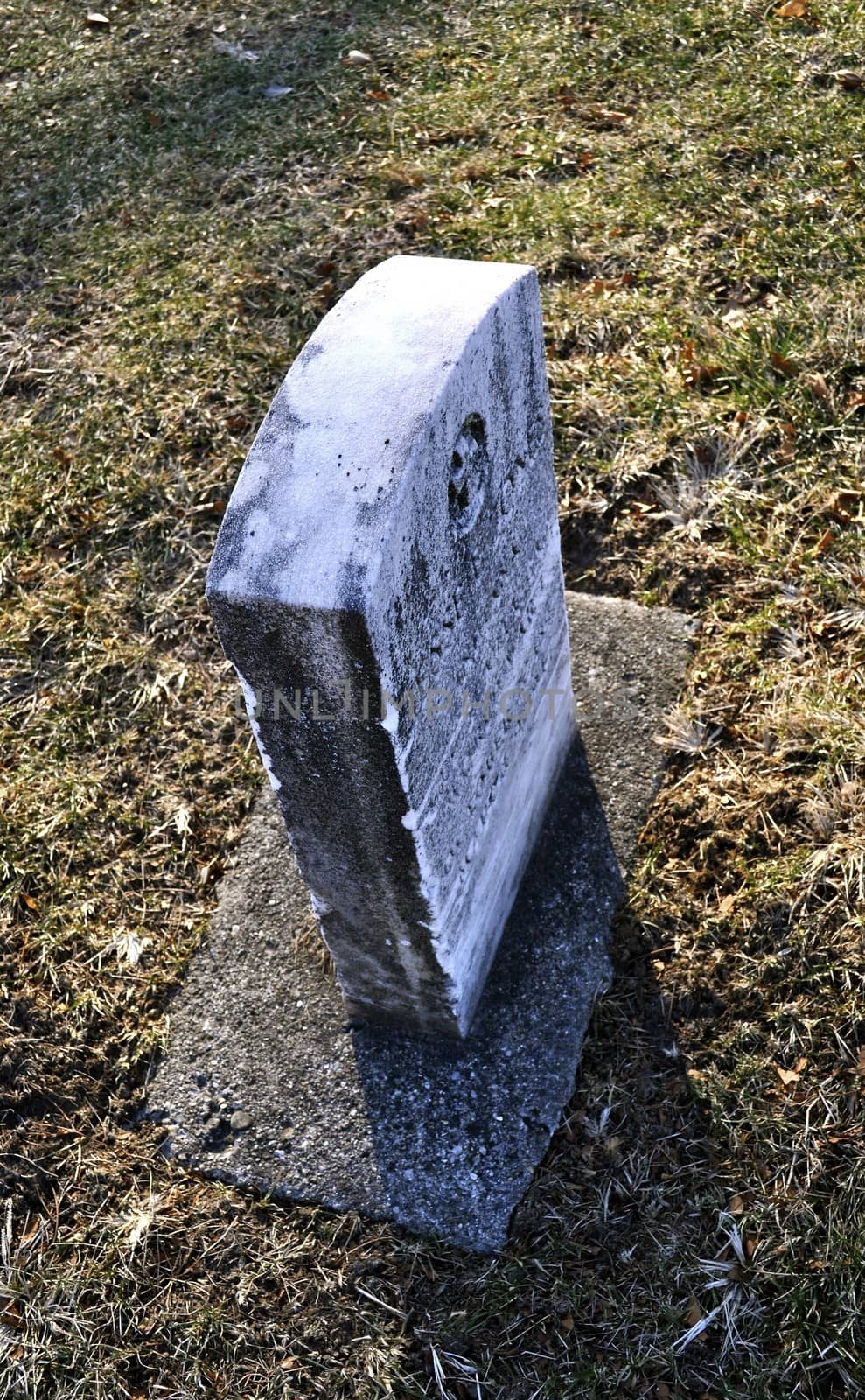 A view of the headstone from the side
