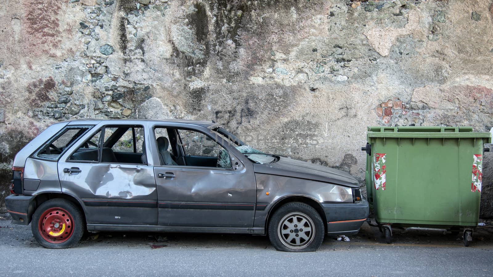 abandoned car