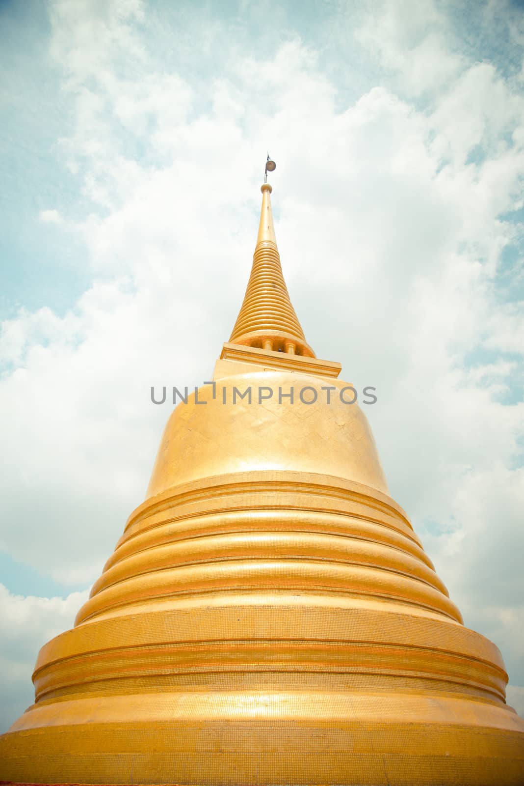 Golden pagoda in Wat Sraket Thailand1