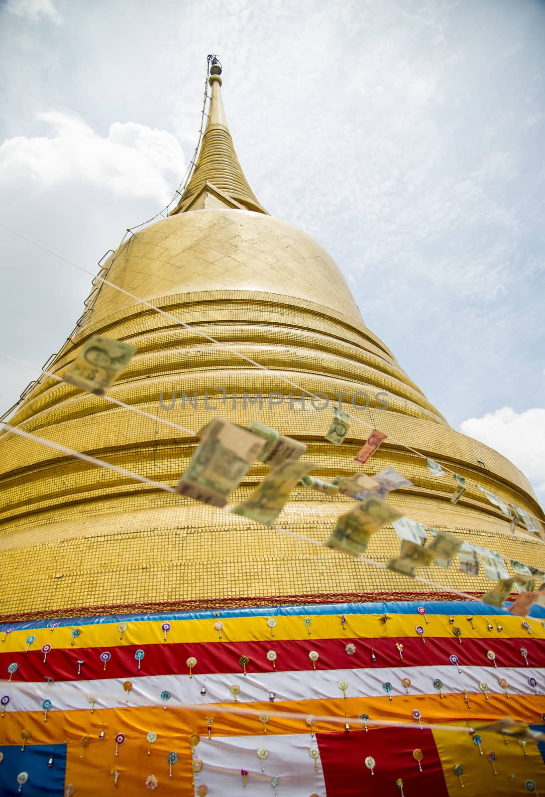 Golden pagoda in Wat Sraket Thailand2