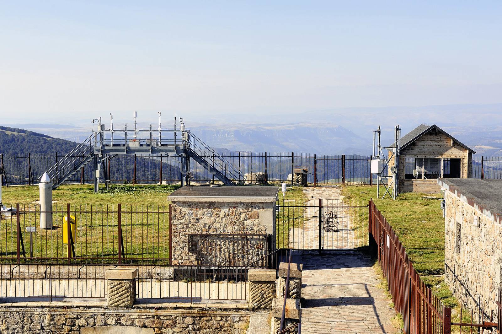 Weather installation of equipment to the Aigoual Mount.