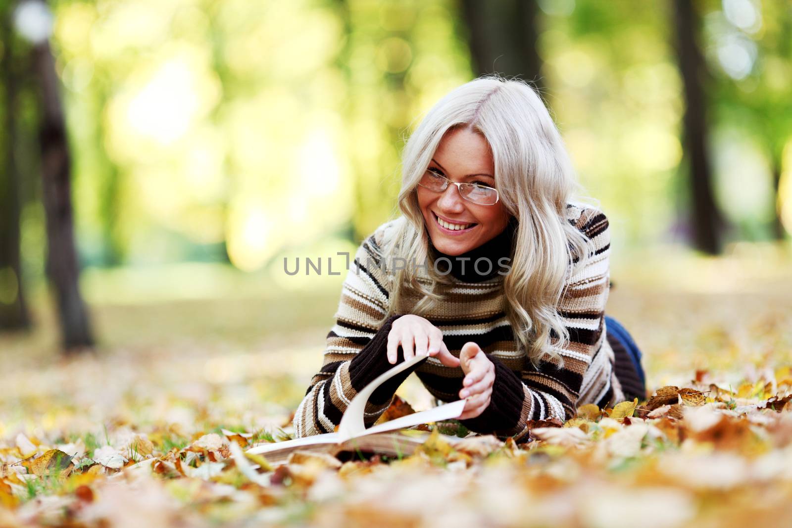 woman read the book in autumn park