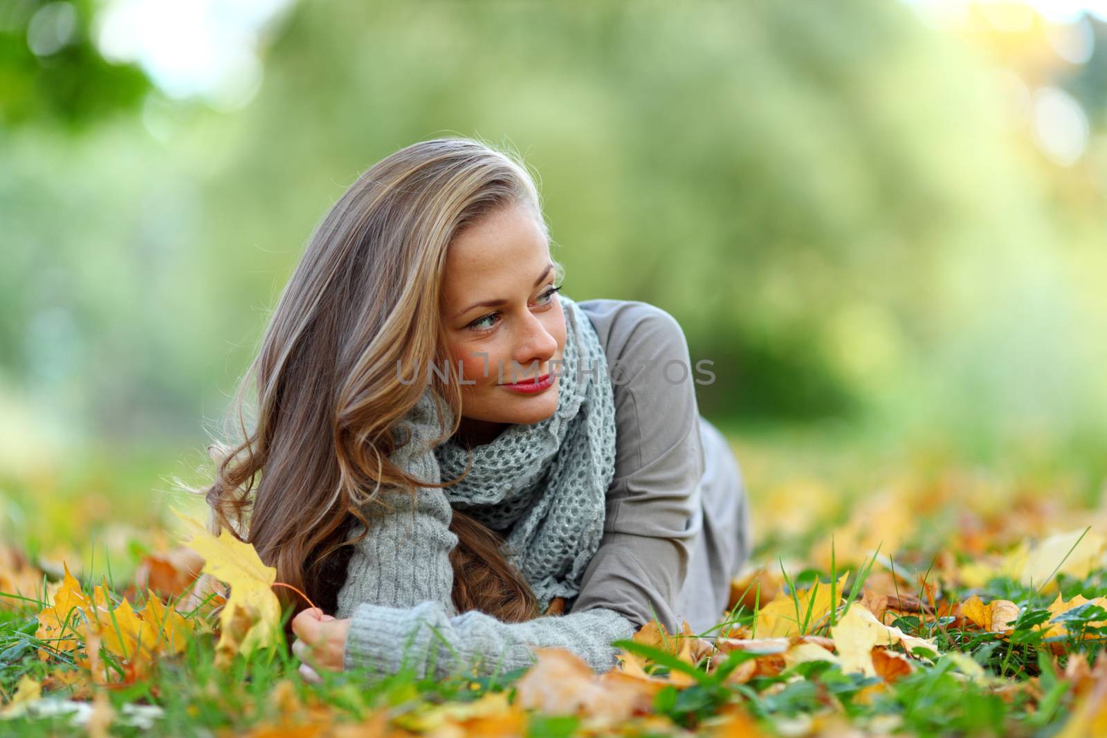  woman portret in autumn leaf close up