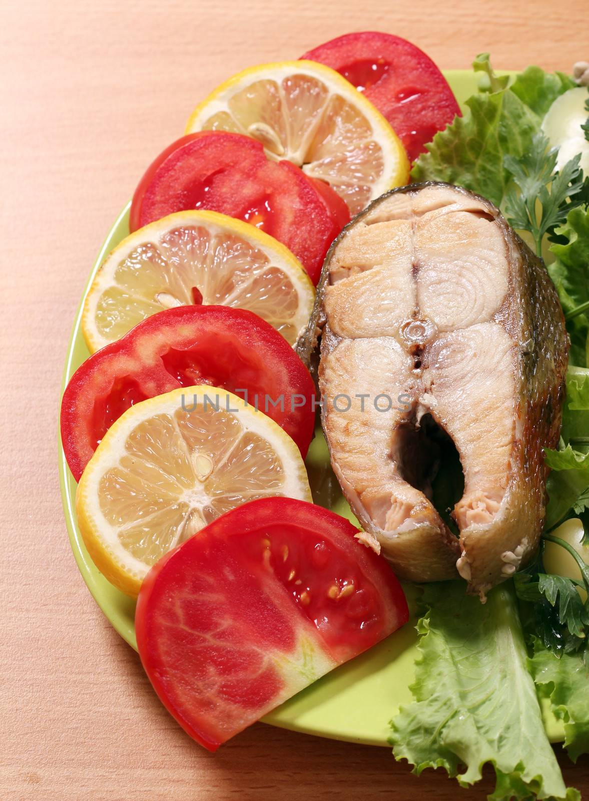 seafood salmon with lemon and tomatoes