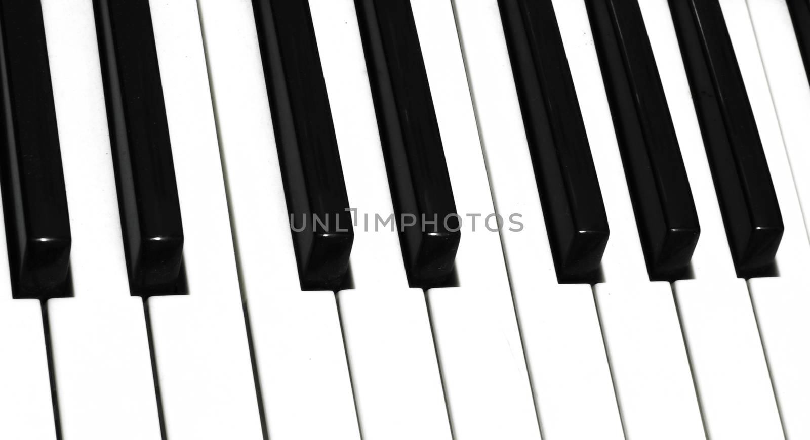 white and black piano keyboard