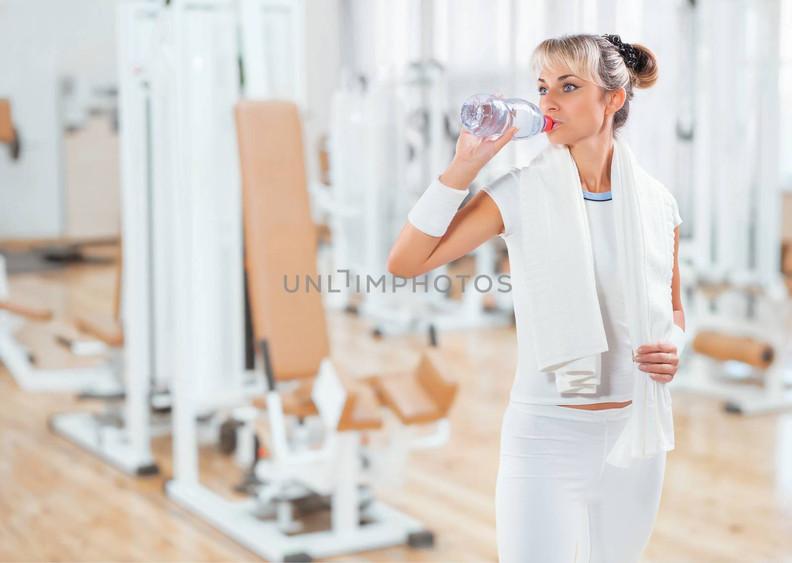 a sportswoman dring water from bottle