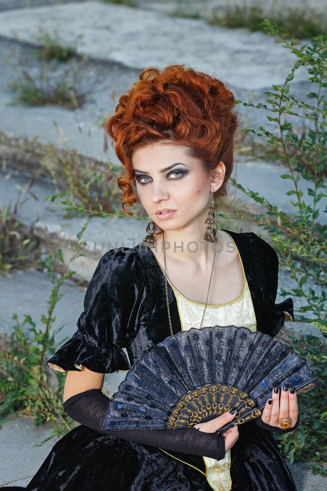 Red-haired lady with a ring on his finger and fan