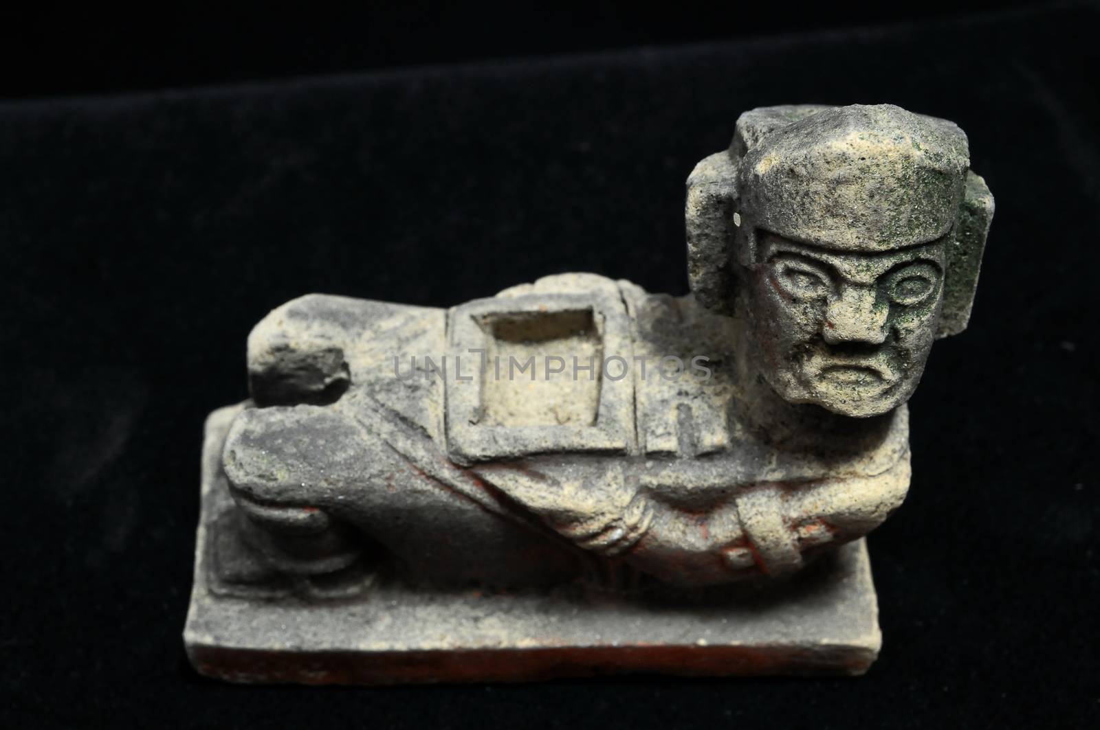 Ancient Mayan Statue by underworld