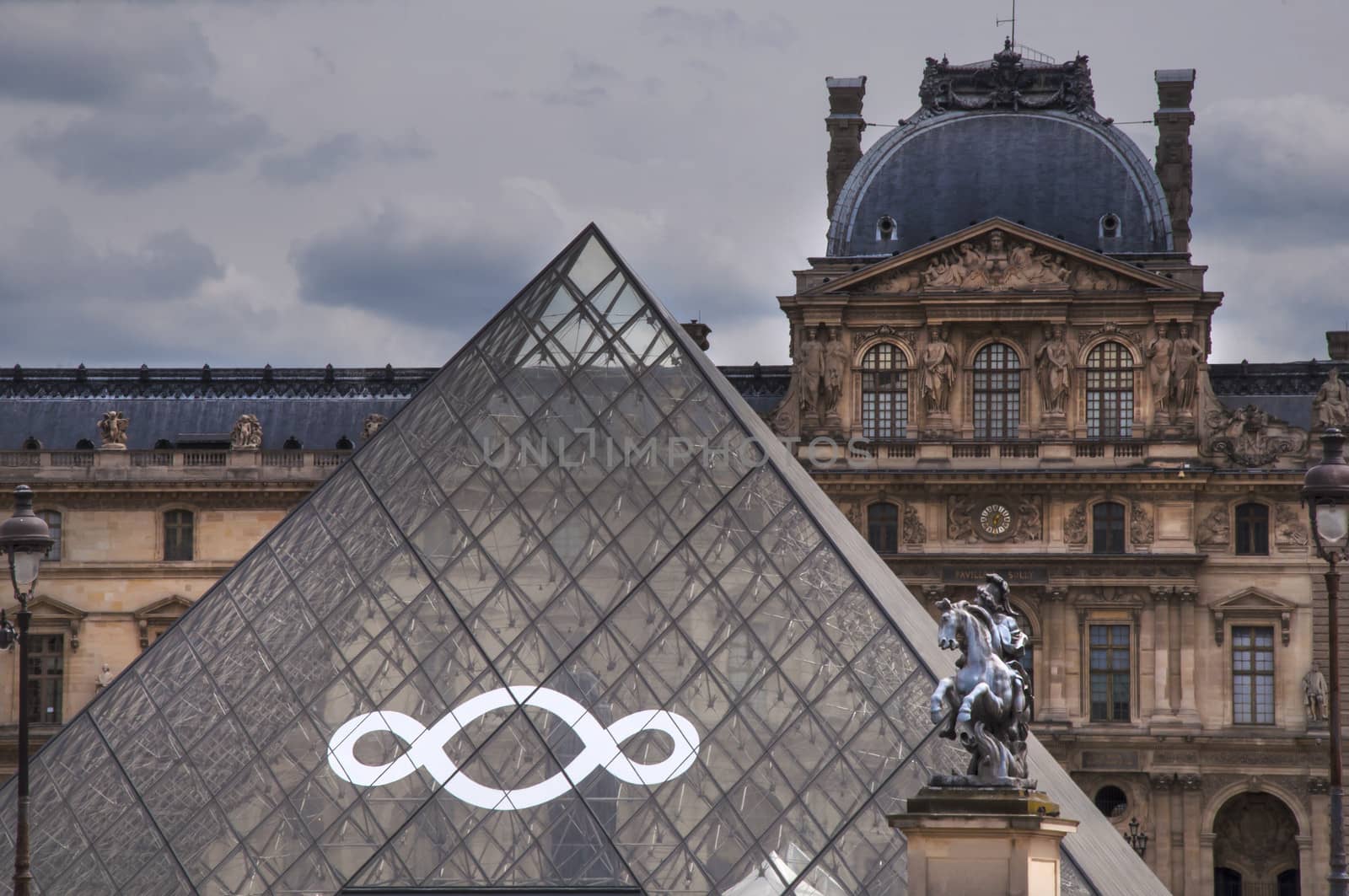 the louvre museum in paris city