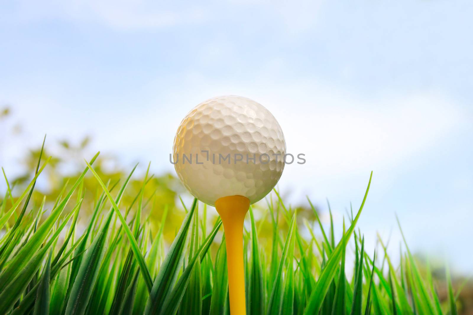 golf ball by khunaspix