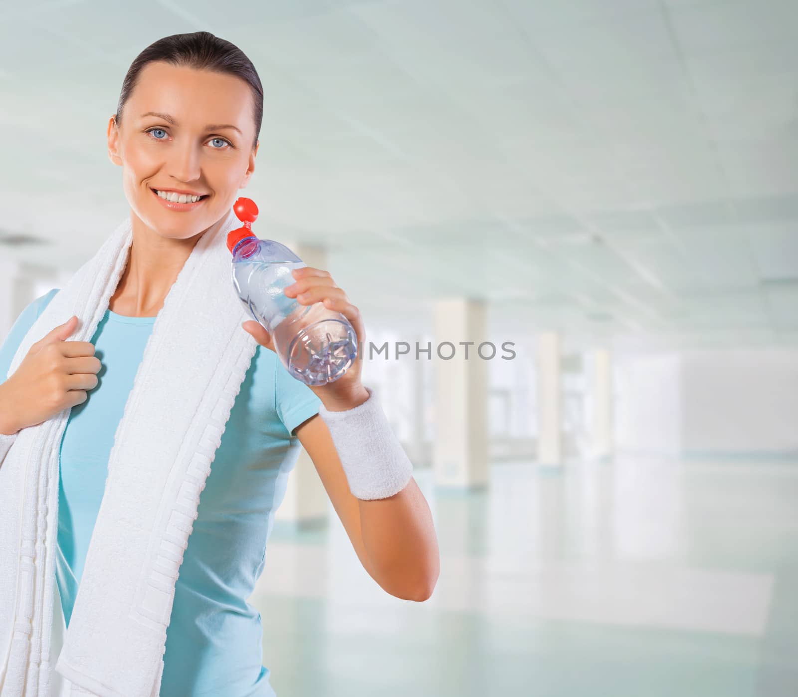 copyspace image of sportswoman holding bottle of water