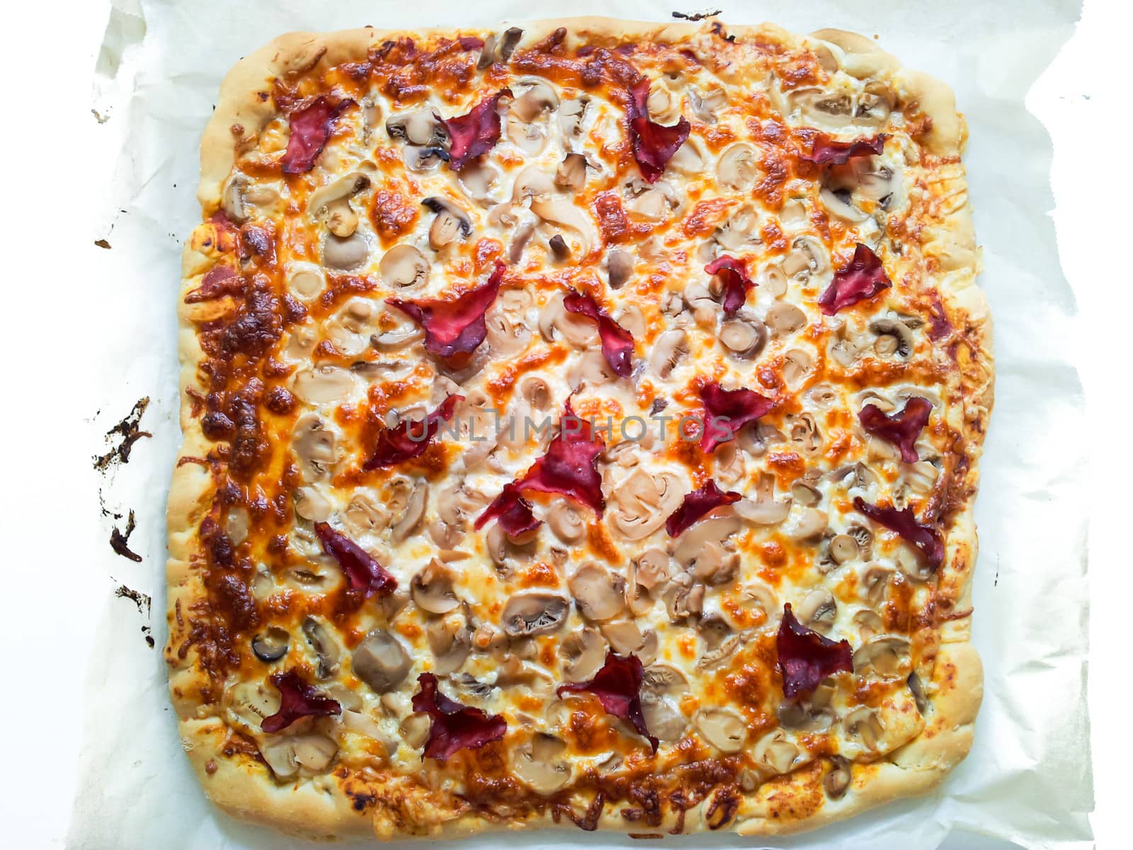 Homemade pizza by Arvebettum