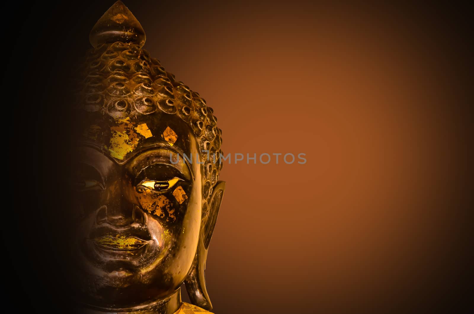 buddha head by raweenuttapong