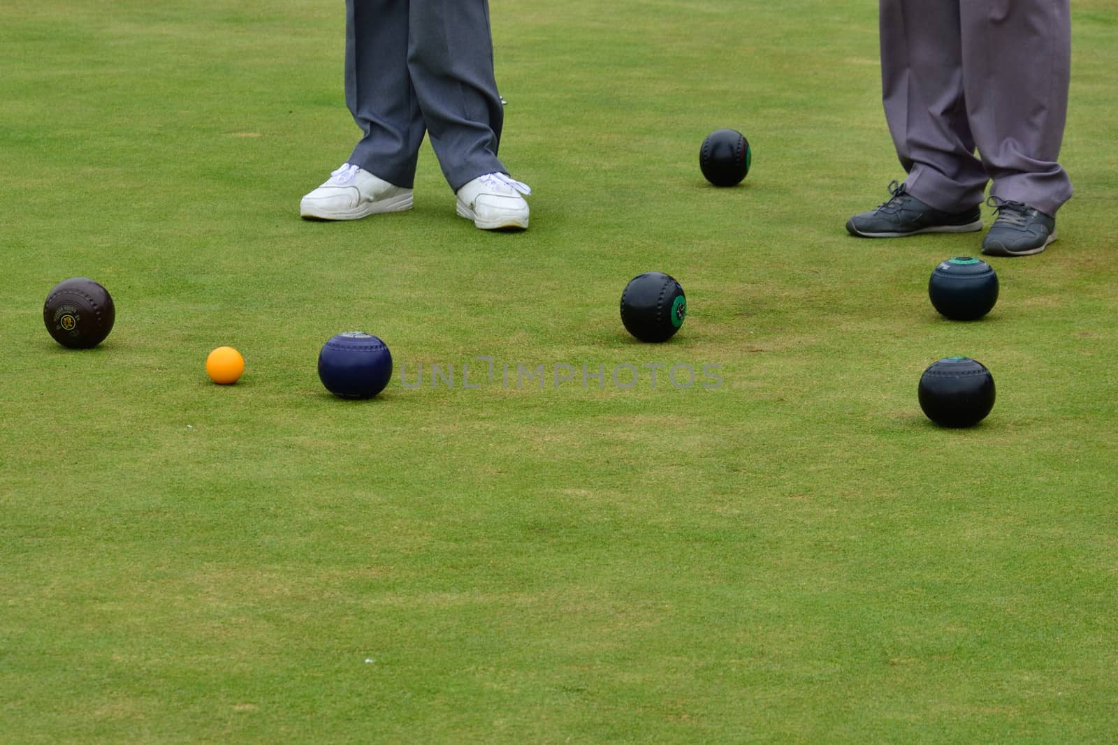 Playing Bowls with feet by pauws99