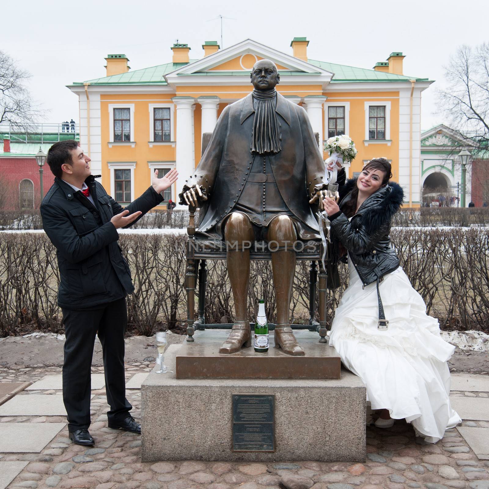 couple at the monument to Peter 1