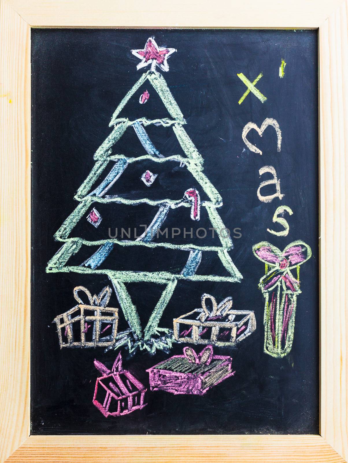 Christmas tree draw on black board. by jame_j@homail.com