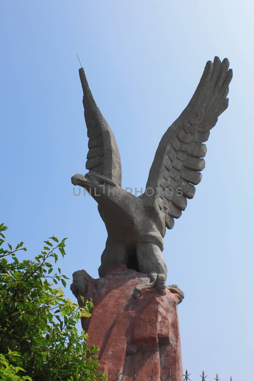sculpture of eagle under the blue sky.