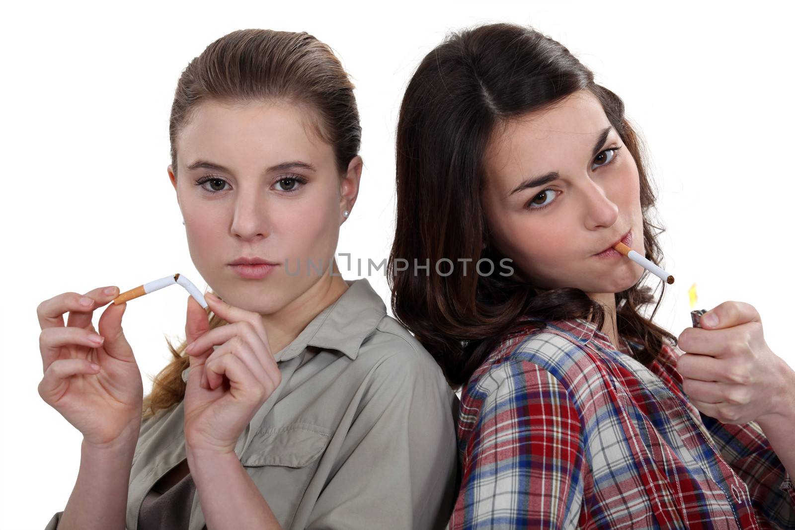 Teenagers smoking a by phovoir