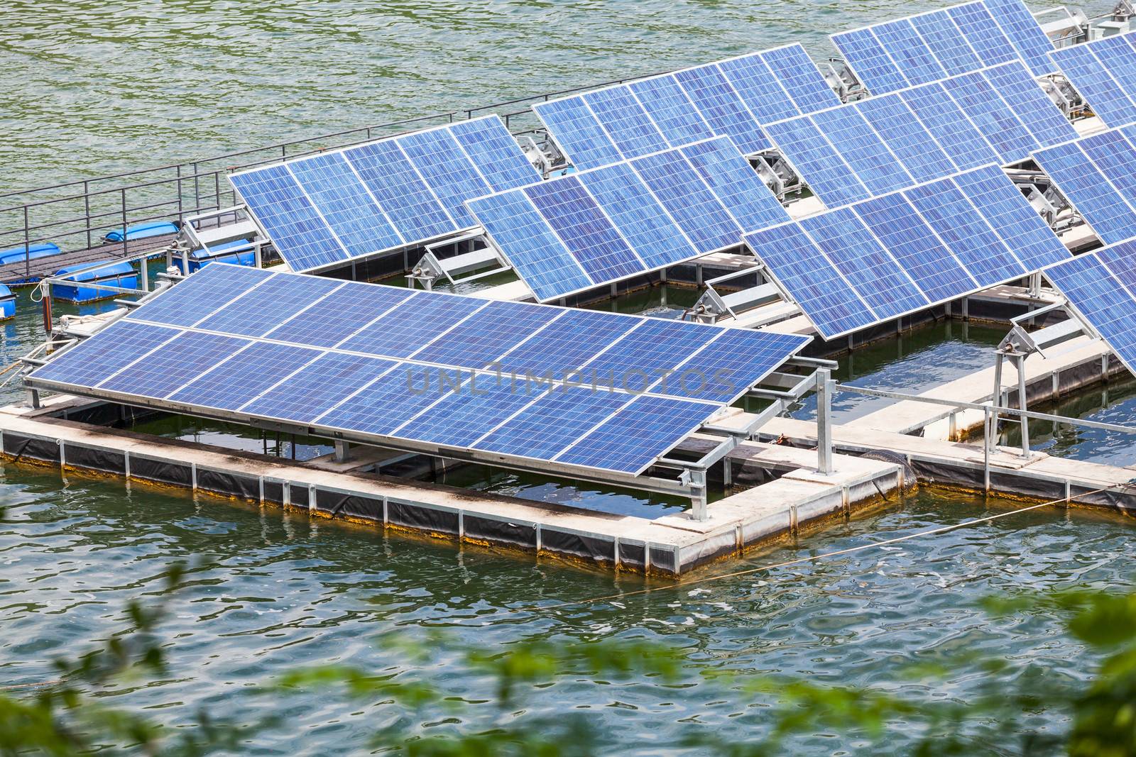 Solar panels  on the water. by jame_j@homail.com