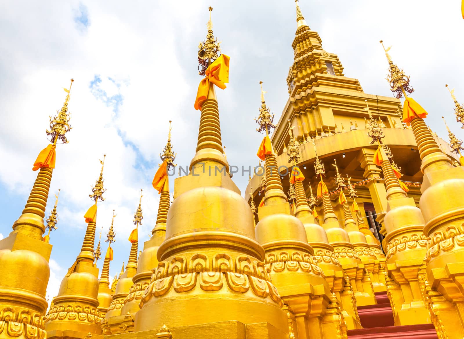 Pagoda in Wat-Sawangboon by jame_j@homail.com