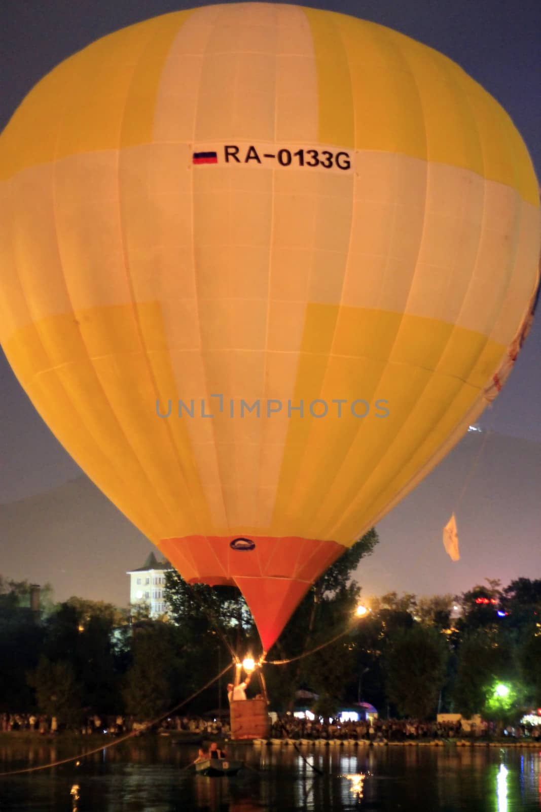 Hot air baloon landing on the lake