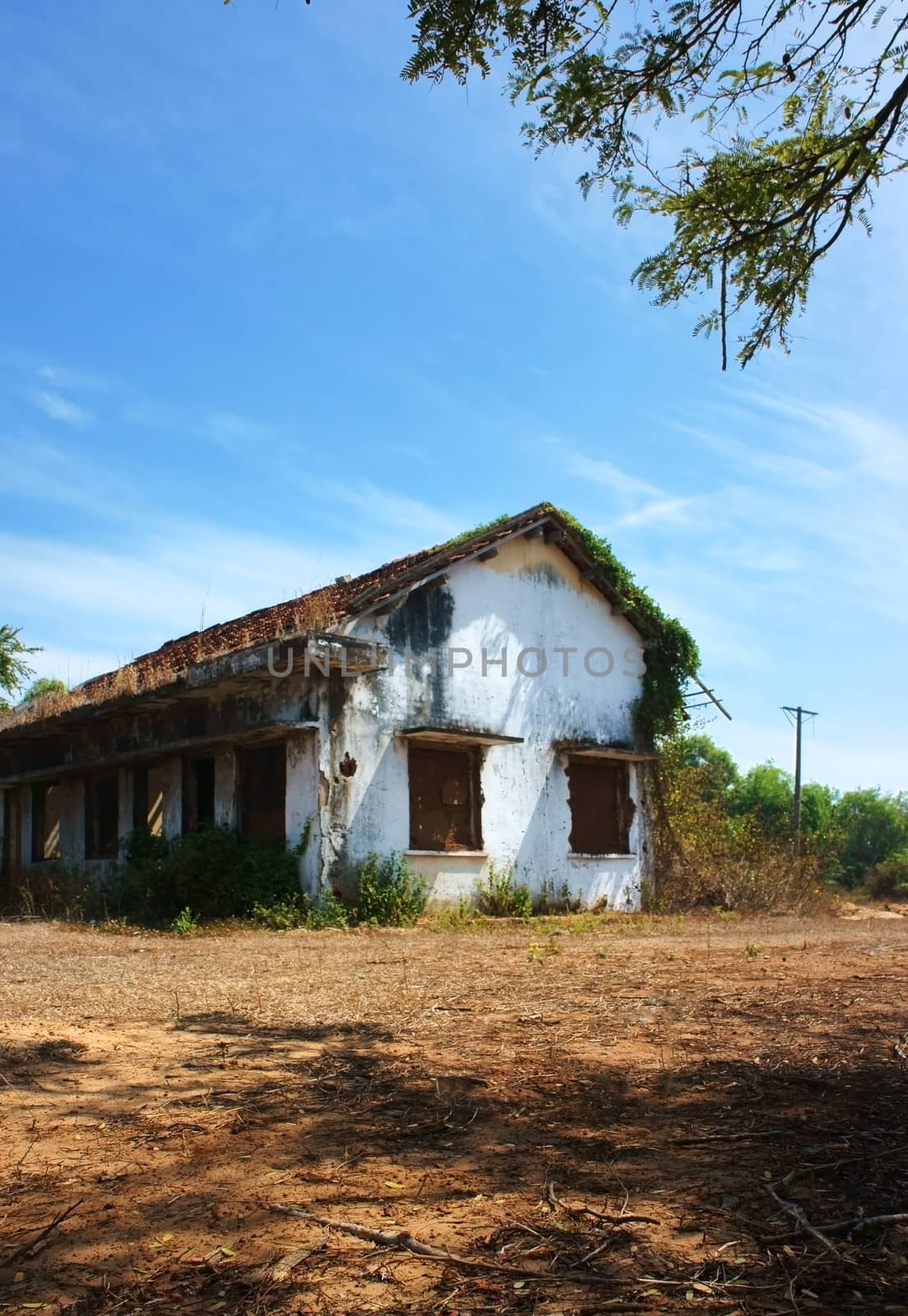 desert house was broken, disused, ruin..  making silent, fearful sence. It abandoned for a long time in devastated land