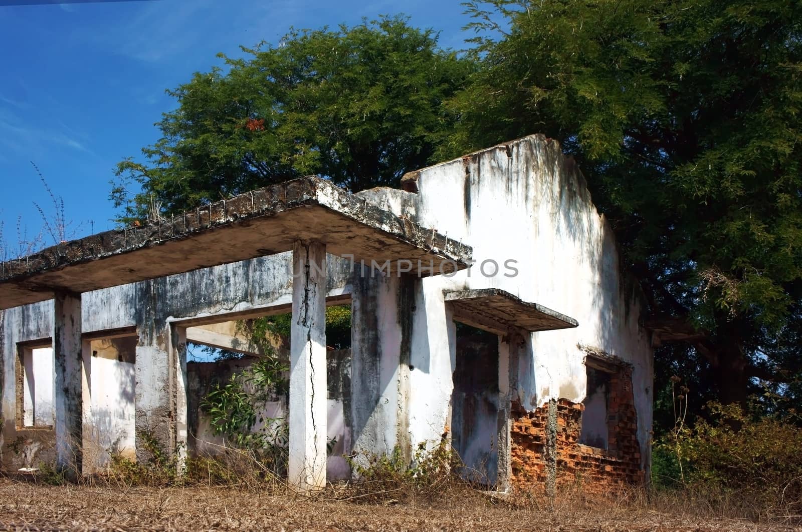 desert house was broken, disused, ruin..  making silent, fearful sence. It abandoned for a long time in devastated land