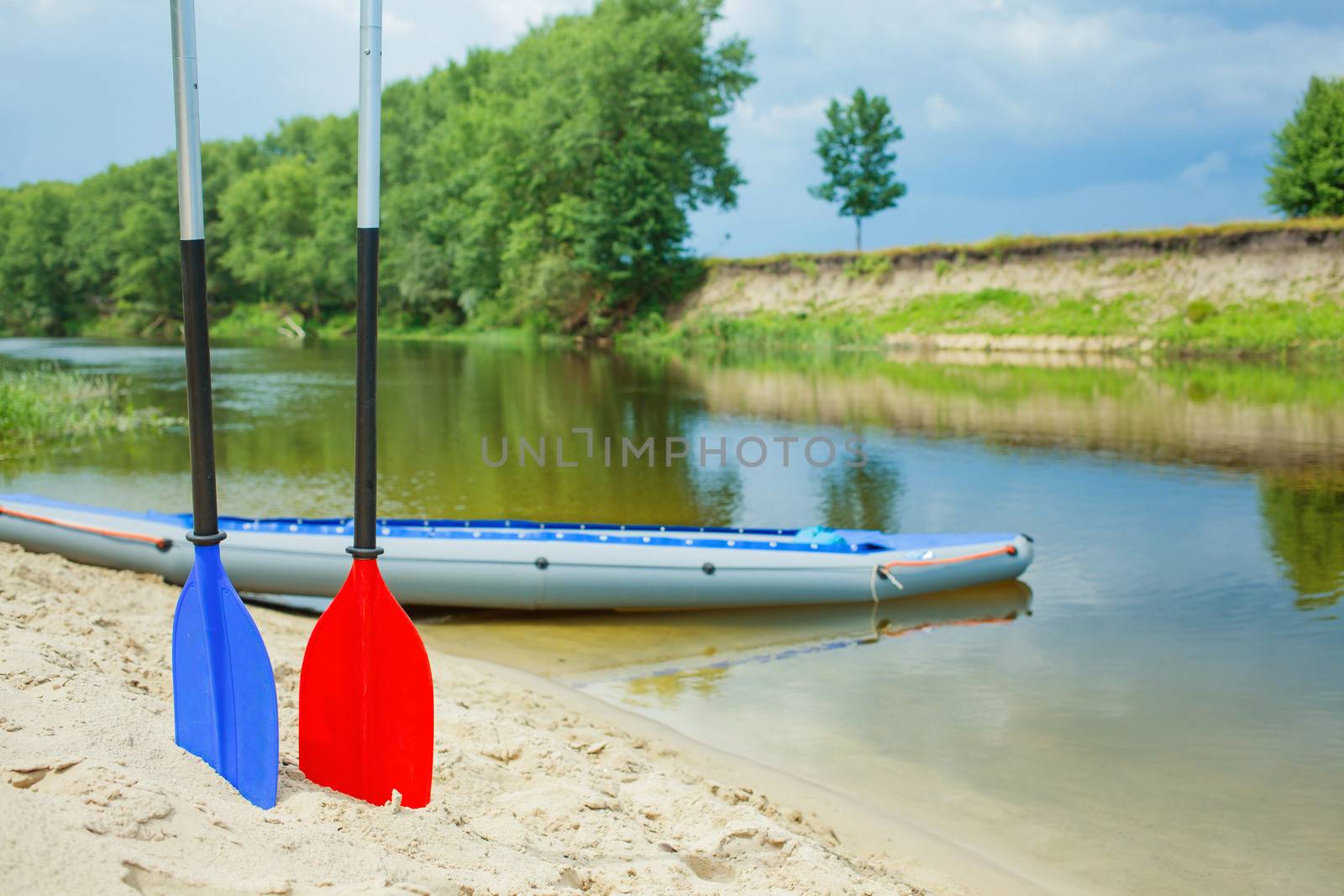 Red and blue paddles for white water rafting and kayaking