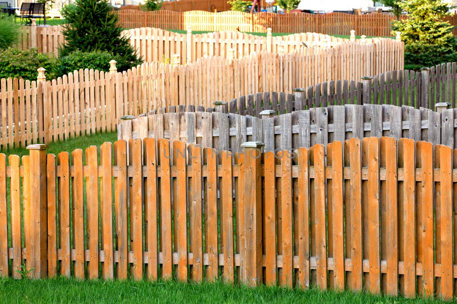 Staining wooden fence not easy job when you have lats of them, dream neighborhood for fence staining people