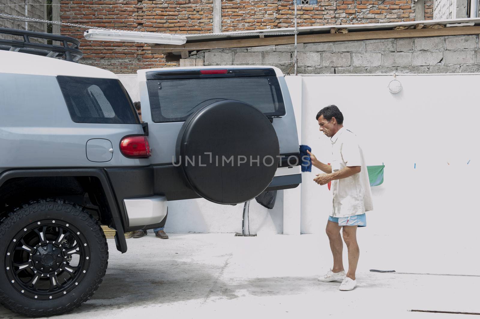 People who wash by hand a automolbile