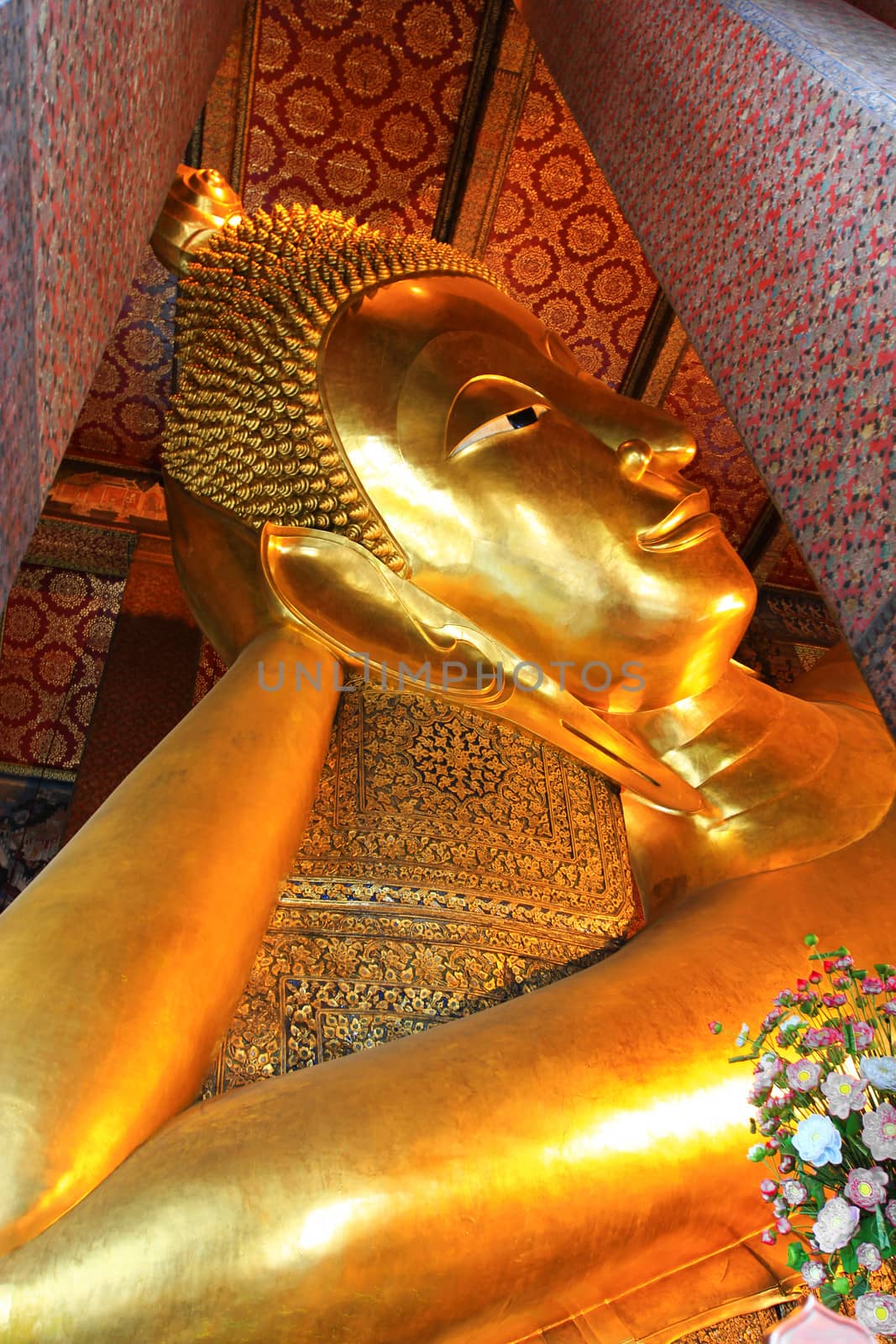 Reclining buddha image by narinbg