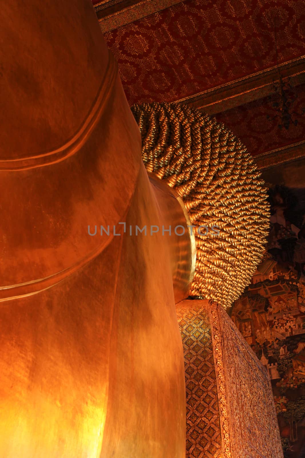 Reclining buddha image by narinbg