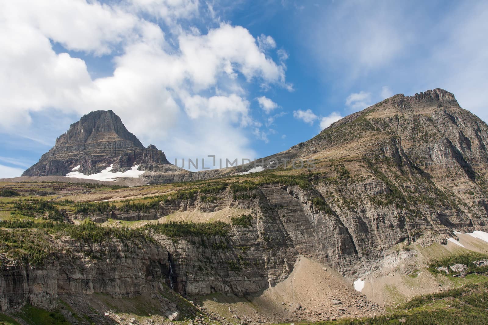 The Approach to Mount Reynolds by picturyay