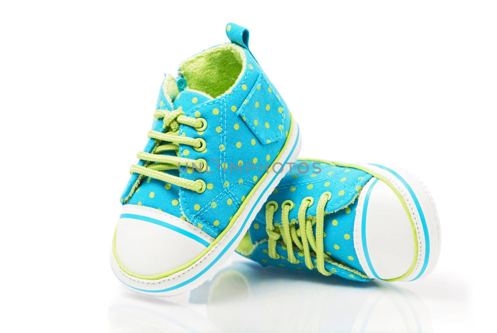 Spotted baby sneakers  by Olinkau