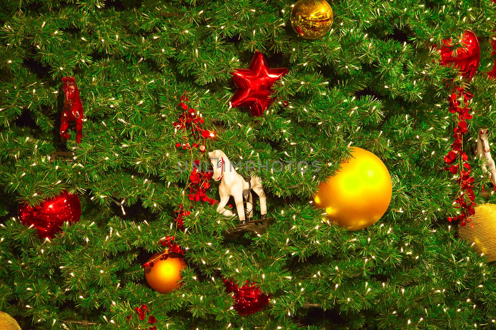 Christmas tree by swisshippo