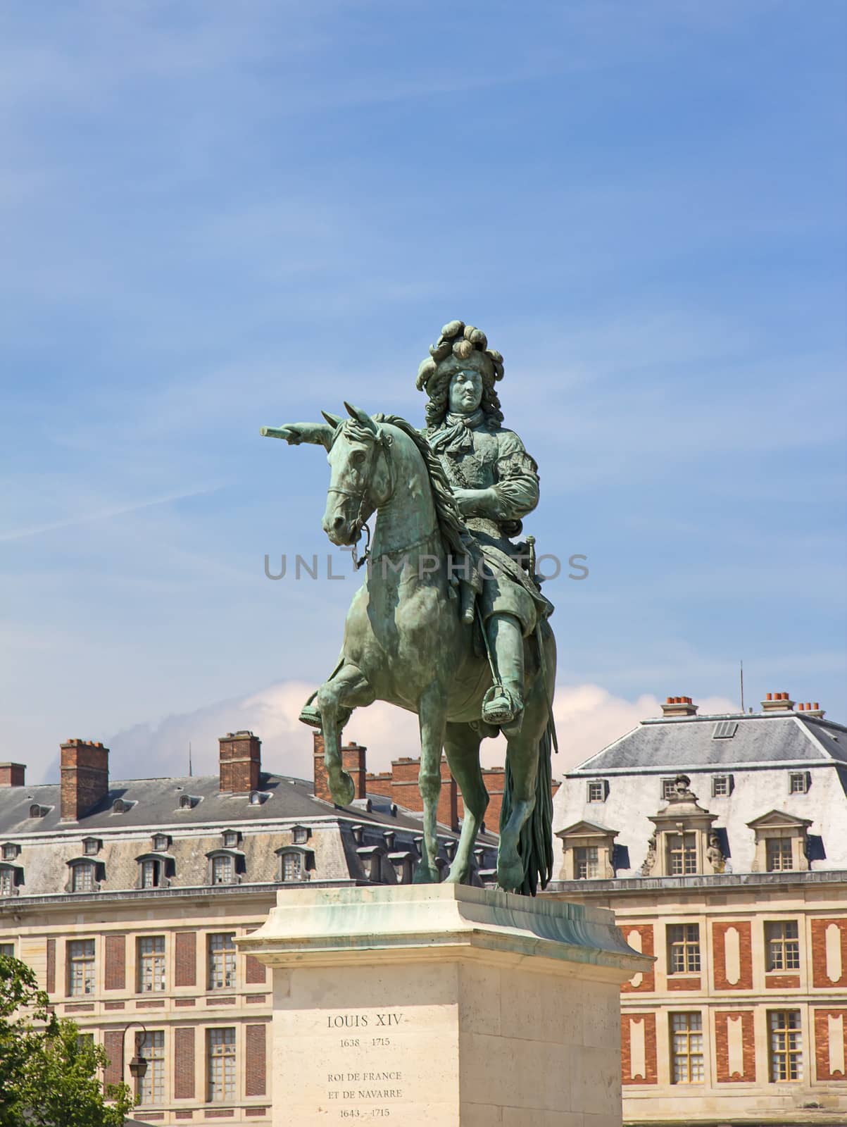 King statue near entrance to the Versailles palace