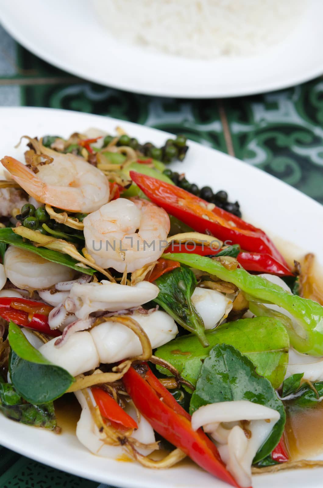  fried herbal vegetables with shrimp and squid