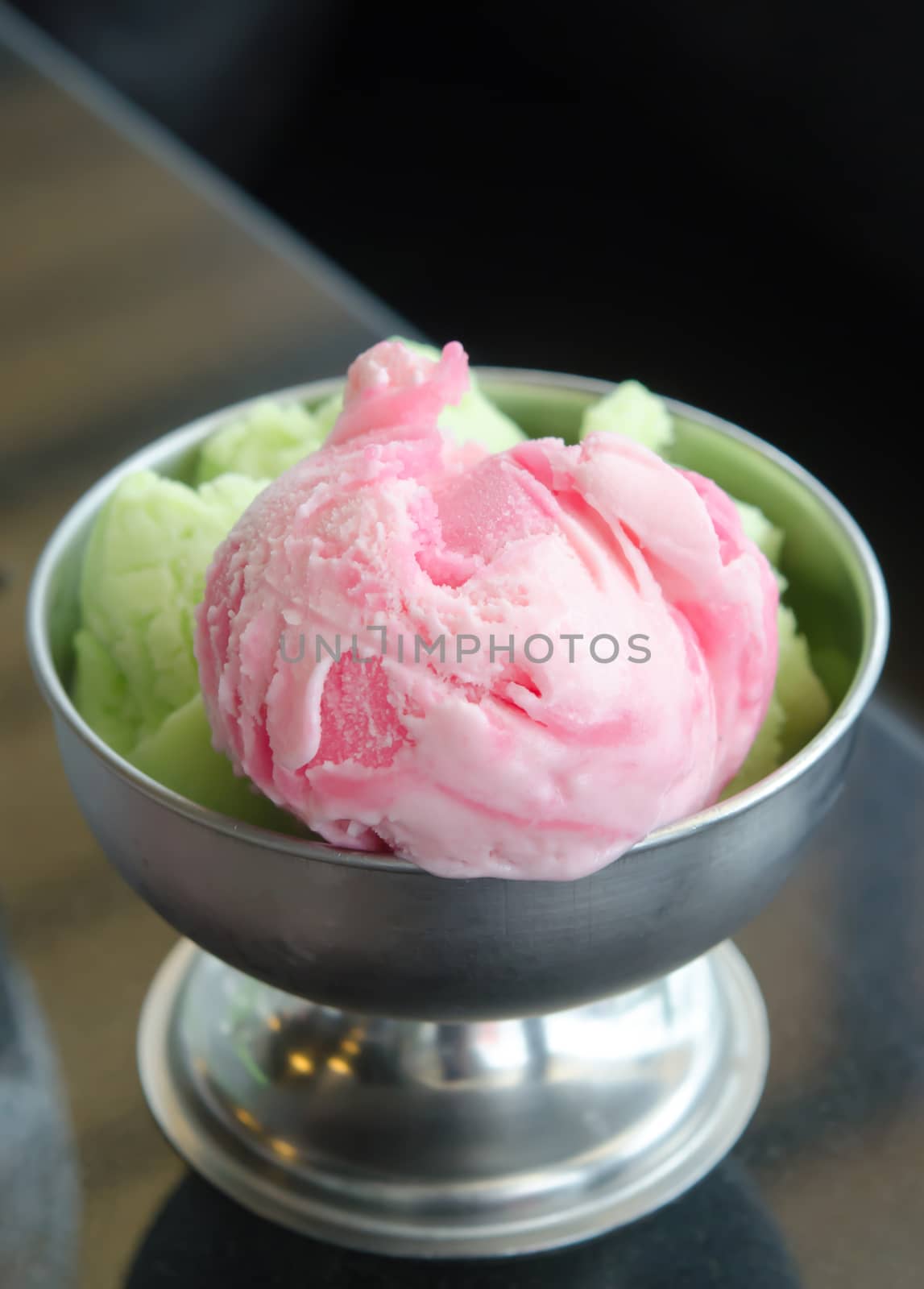 close up strawberry ice cream  and green tea ice cream in  bowl