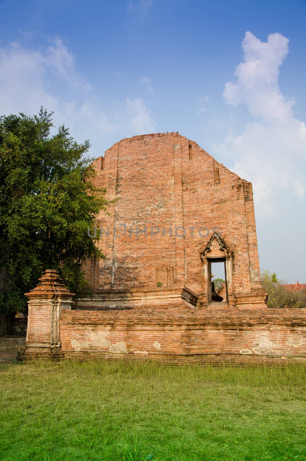 Wat Maheyong, Ancient temple in Ayutthaya, Thailand  by siraanamwong