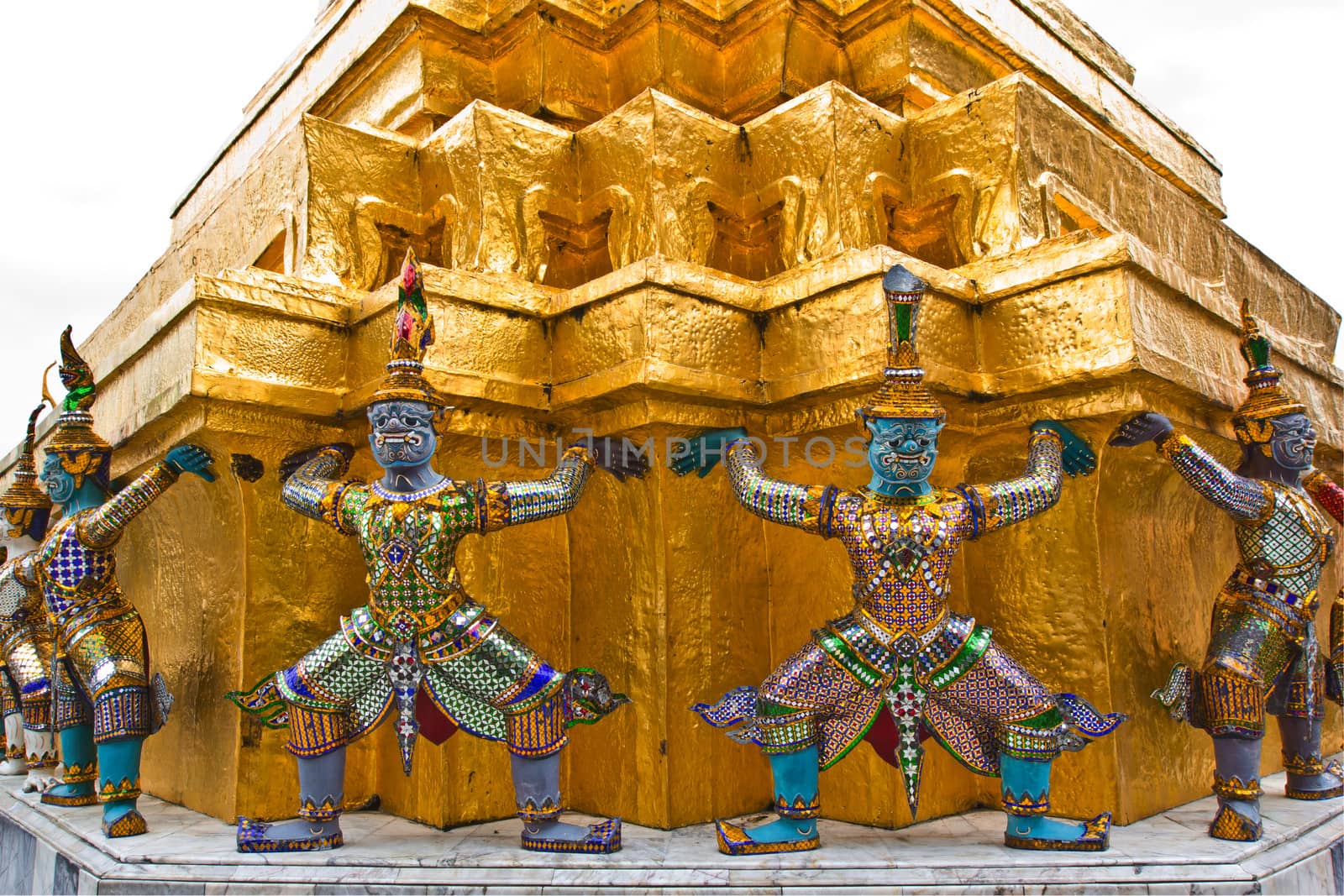 The figure giants and monkeys, representing the bearer of stupa.