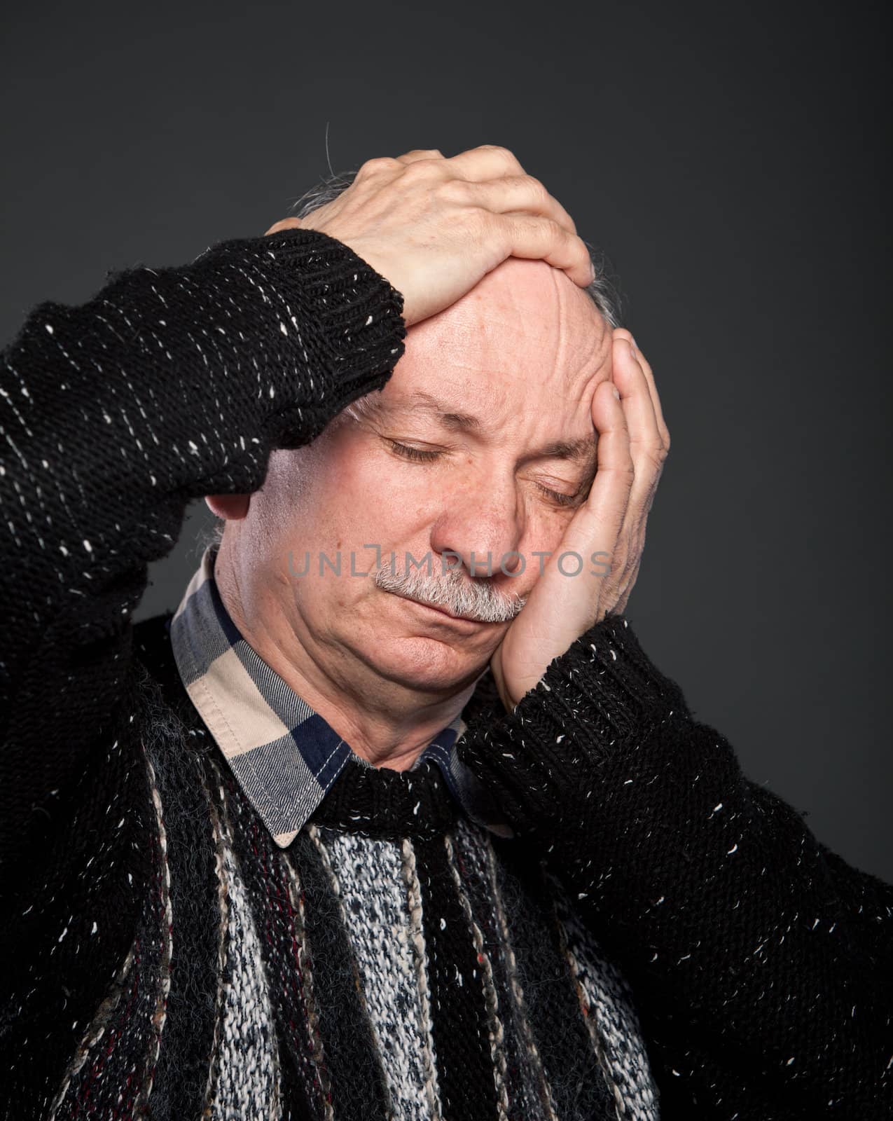  Elderly man suffering from a headache and toothache