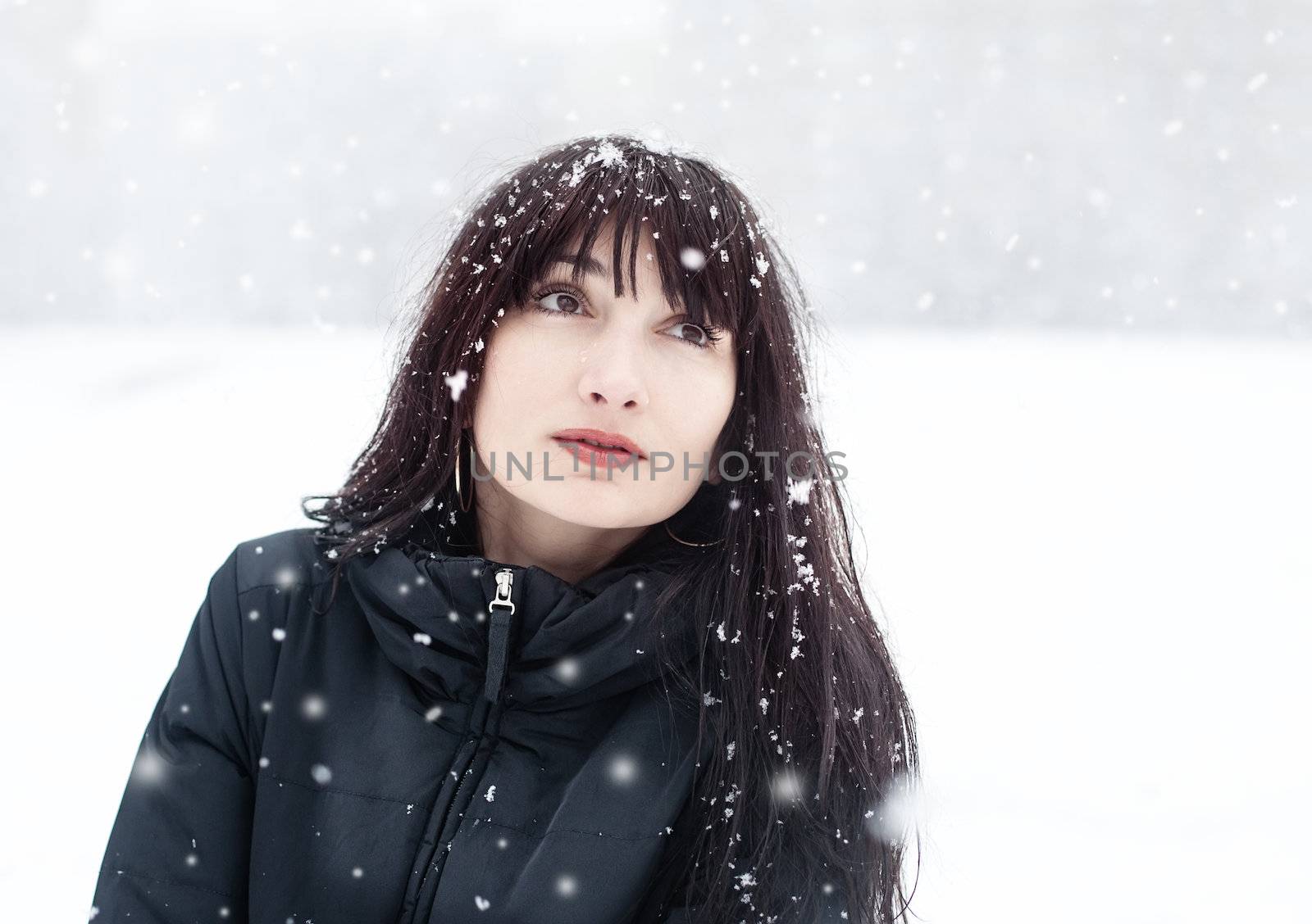 Portrait of a cute brunette in a frosty day